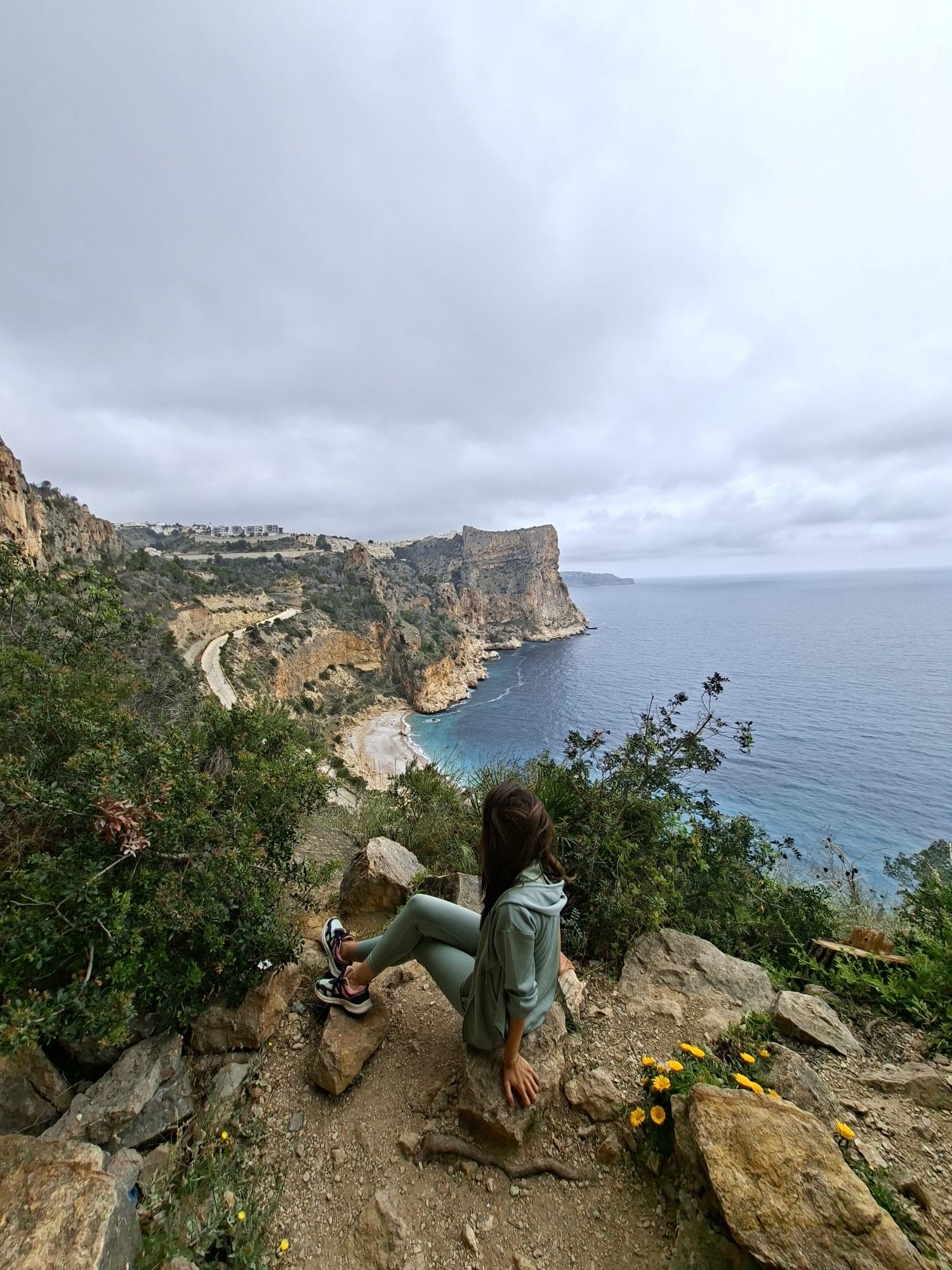 Alexandra, fundadora de Volver a Ella, contemplando el mar desde un acantilado